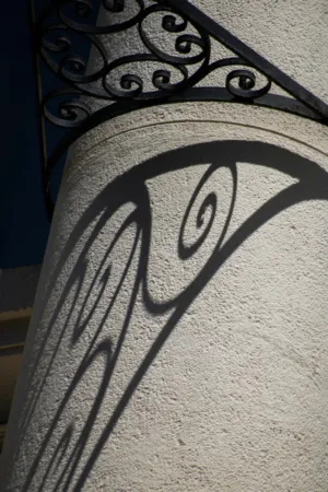 Shadow Art On A Column