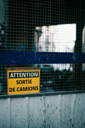 Attention, Sortie De Camions