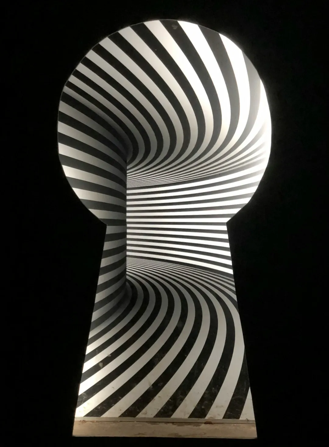 Keyhole With Striped Pattern