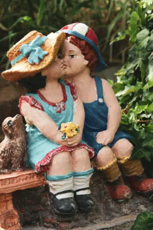Kissing Children Statue